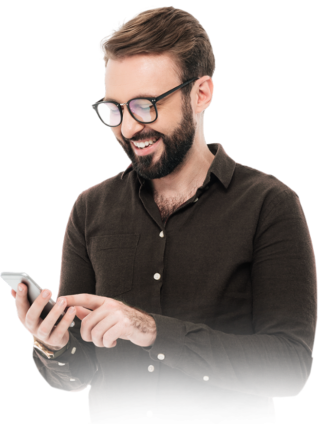 Homem sorridente com barba e óculos, usando uma camisa escura, interagindo com um smartphone, representando um usuário satisfeito do software Immobile da Alterdata para gestão de condomínios.