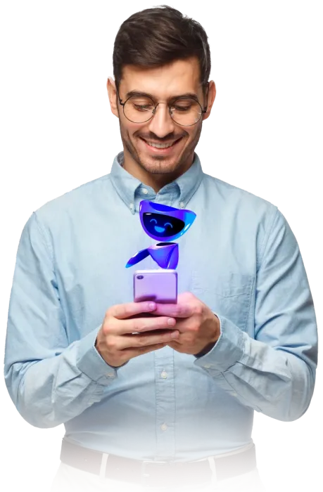 Homem sorridente usando óculos e camisa azul, segurando um smartphone com um personagem digital azul flutuando acima do dispositivo, representando a interação amigável e moderna com o software Immobile da Alterdata.